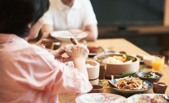 站着吃饭更易消化吗？吃饭的四项基本原则