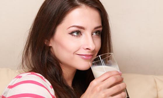 六种如同服毒药的错误喝奶方式 牛奶适合的8类人群