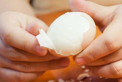 刚煮熟的热鸡蛋能用冷水冷却吗？鸡蛋壳容易剥落的妙招