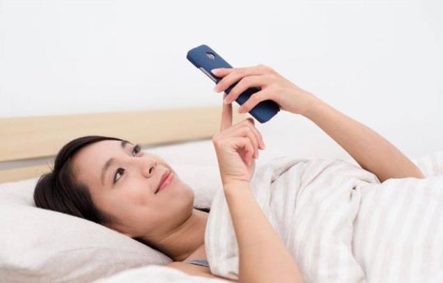 长期睡前玩手机的人，面部若有3症状，可能是肝在“吐槽”