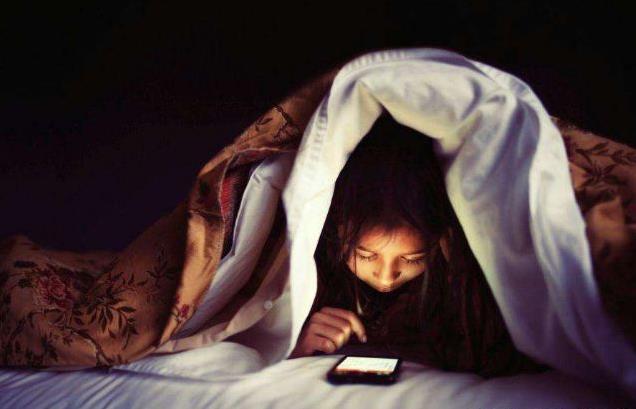 为什么手机是睡眠杀手？睡前玩手机、长期熬夜玩手机的危害