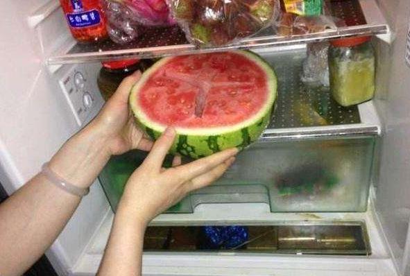 夏天，吃不完的西瓜要不要包上保鲜膜放进冰箱里冷藏保存？